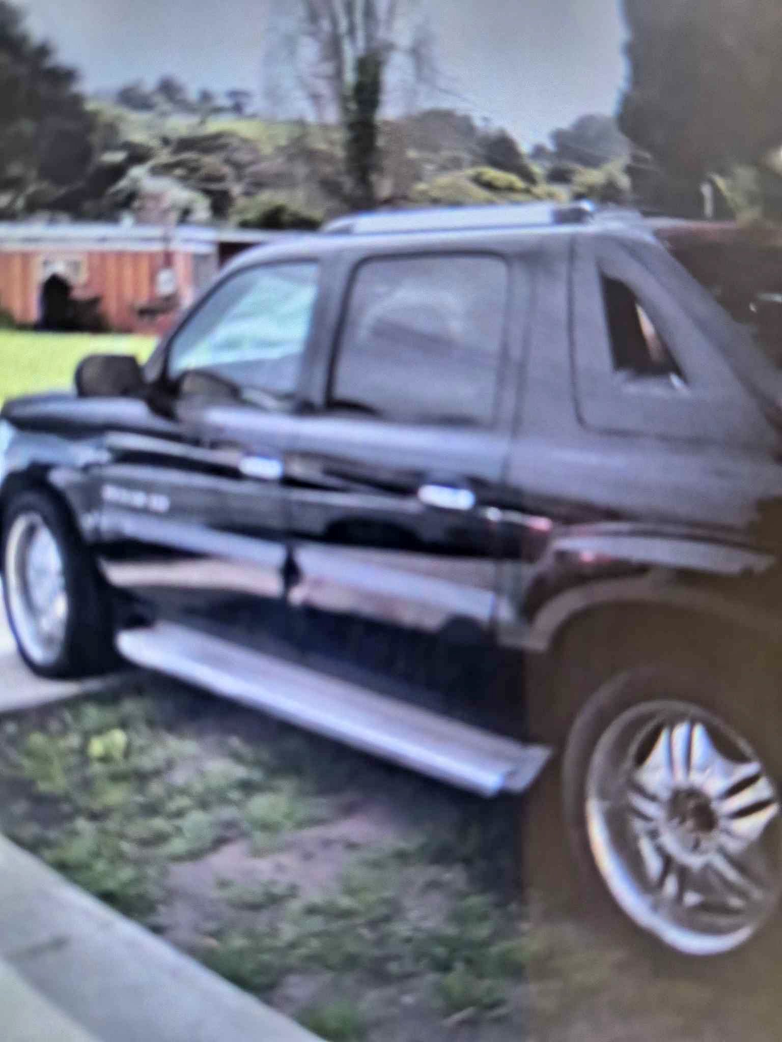 2005 Cadillac Escalade EXT - Sport Utility Pickup 4D 5 1\/4 ft
