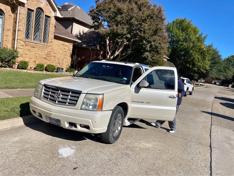 2004 Cadillac Escalade EXT - Premium Sport Utility Pickup 4D 5 1\/4 ft
