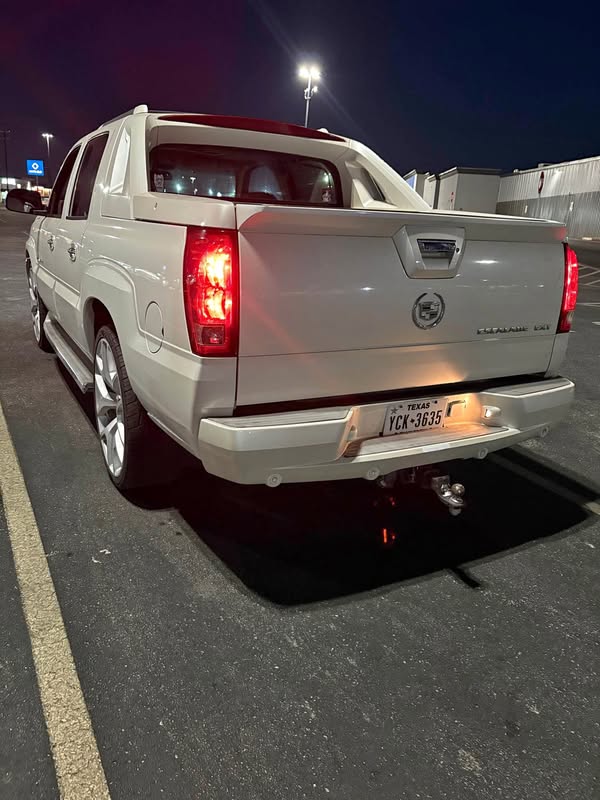 2005 Cadillac Escalade EXT - Luxury Sport Utility Pickup 4D 5 1\/4 ft