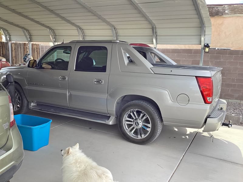 2004 Cadillac Escalade EXT - Luxury Sport Utility Pickup 4D 5 1\/4 ft