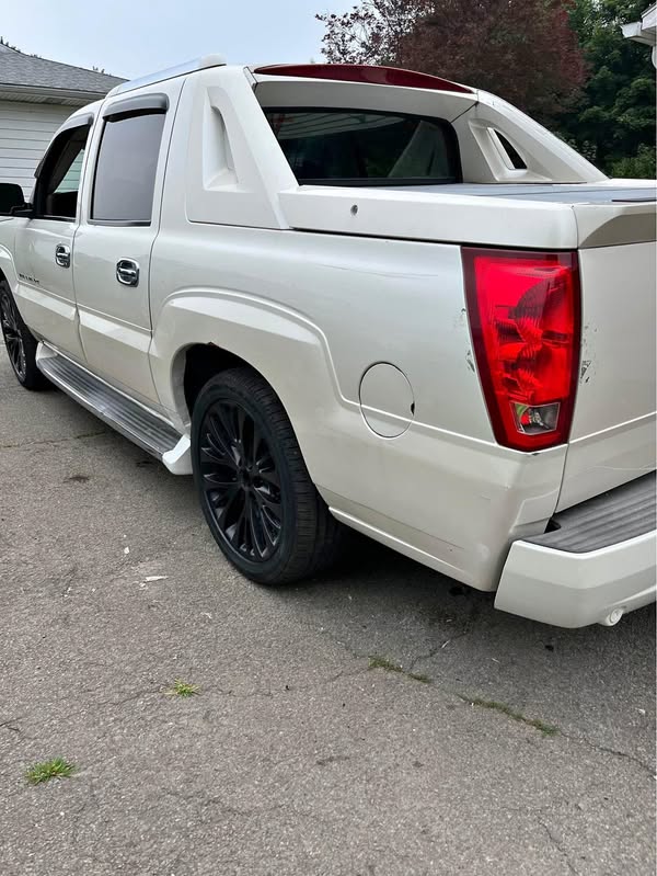 2004 Cadillac Escalade EXT - Luxury Sport Utility Pickup 4D 5 1\/4 ft