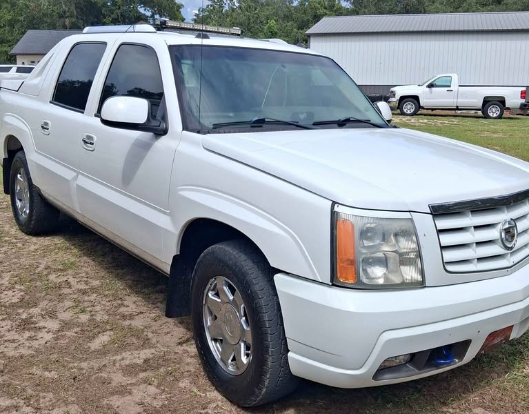2005 Cadillac Escalade EXT - Premium Sport Utility Pickup 4D 5 1\/4 ft