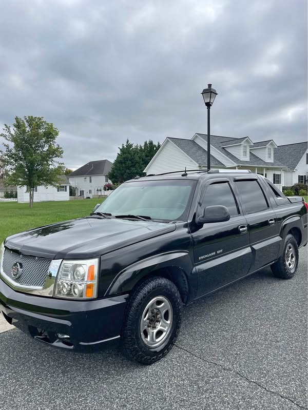 2004 Cadillac Escalade EXT - Premium Sport Utility Pickup 4D 5 1\/4 ft