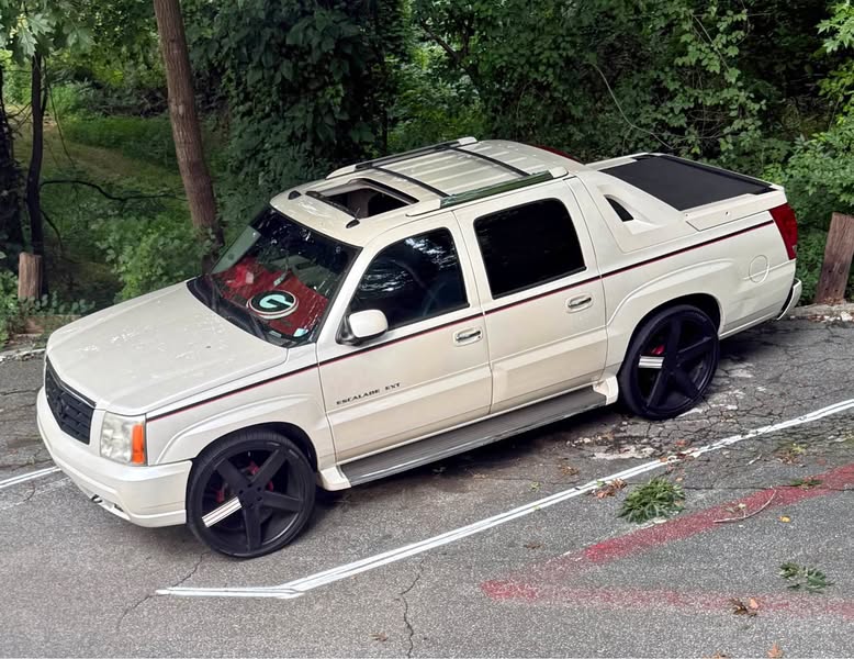 2005 Cadillac Escalade EXT - Luxury Sport Utility Pickup 4D 5 1\/4 ft