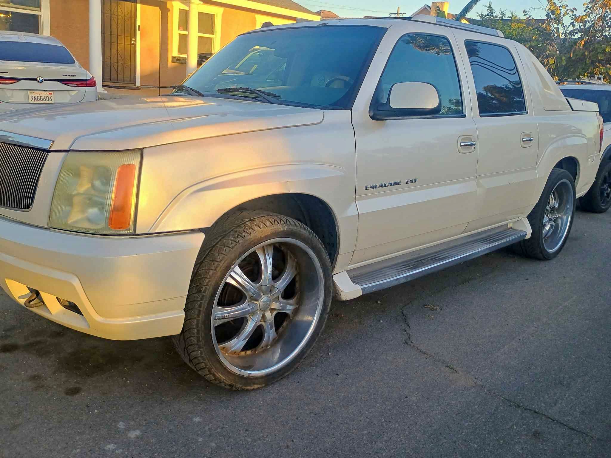 2004 Cadillac Escalade EXT - Luxury Sport Utility Pickup 4D 5 1\/4 ft