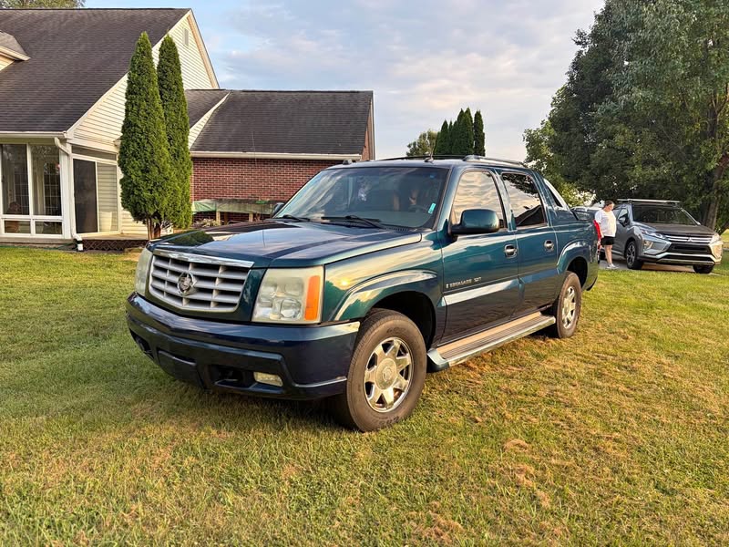 2005 Cadillac Escalade EXT - Luxury Sport Utility Pickup 4D 5 1\/4 ft