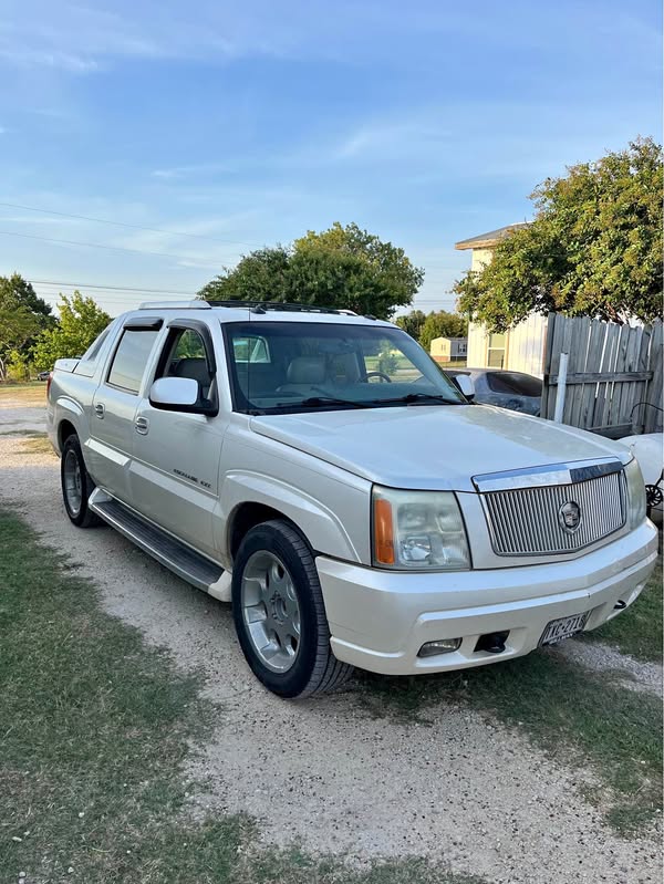 2003 Cadillac Escalade EXT - Luxury Sport Utility Pickup 4D 5 1\/4 ft