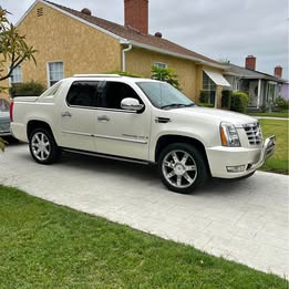 2005 Cadillac Escalade EXT - Premium Sport Utility Pickup 4D 5 1\/4 ft