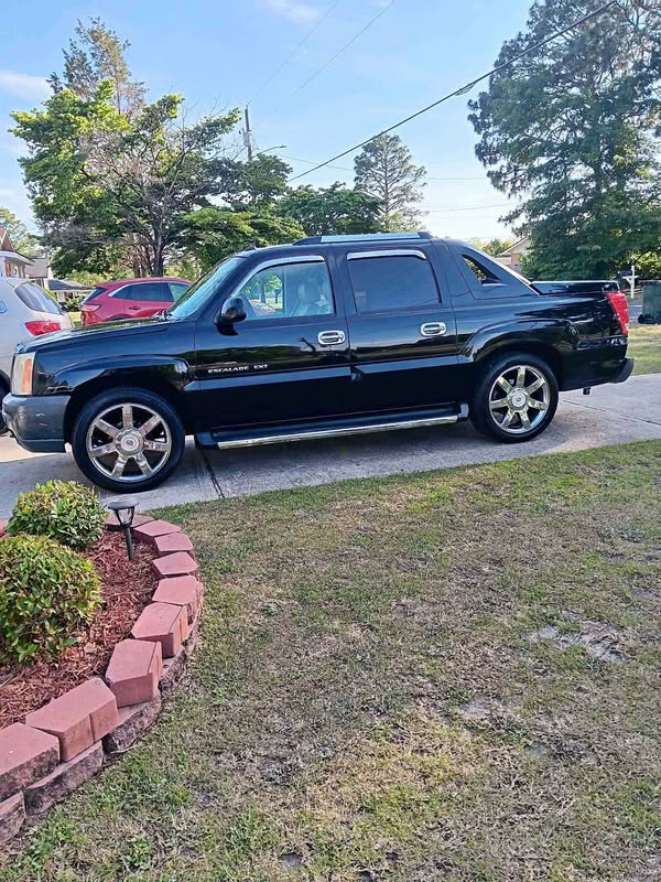 2005 Cadillac Escalade EXT - Premium Sport Utility Pickup 4D 5 1\/4 ft