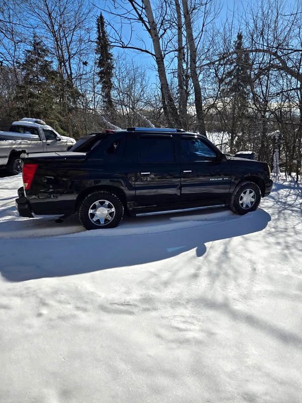 2004 Cadillac Escalade EXT - Luxury Sport Utility Pickup 4D 5 1\/4 ft