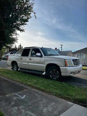 2005 Cadillac Escalade EXT - Luxury Sport Utility Pickup 4D 5 1\/4 ft