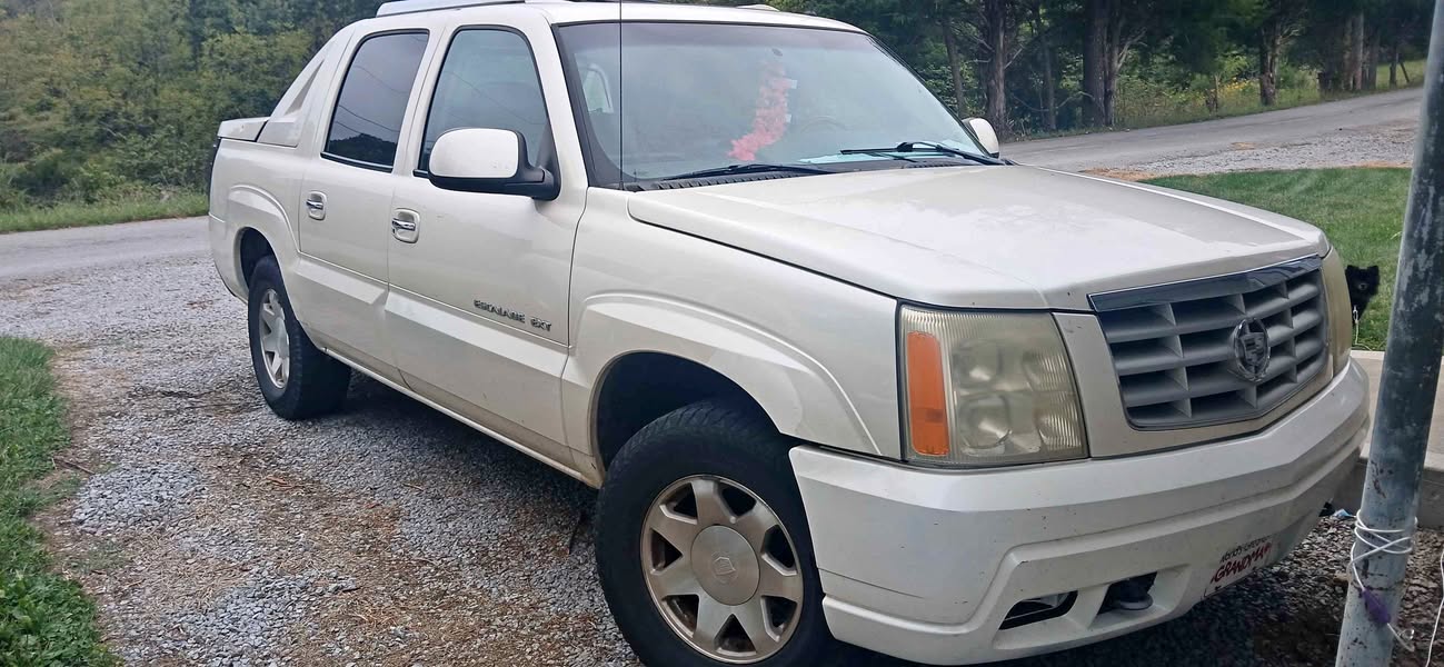 2002 Cadillac Escalade EXT - Sport Utility Pickup 4D 5 1\/4 ft