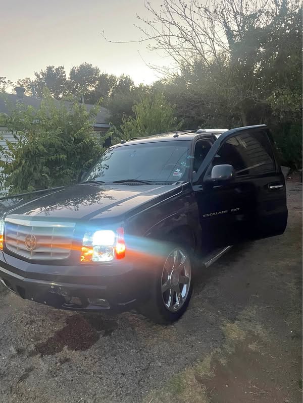 2005 Cadillac Escalade EXT - Sport Utility Pickup 4D