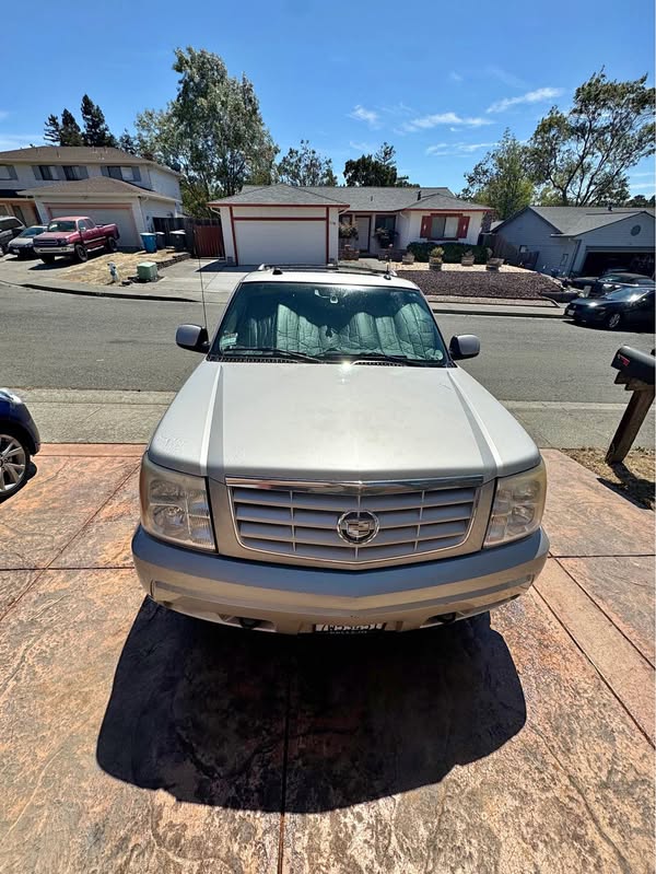 2005 Cadillac Escalade EXT - Luxury Sport Utility Pickup 4D 5 1\/4 ft
