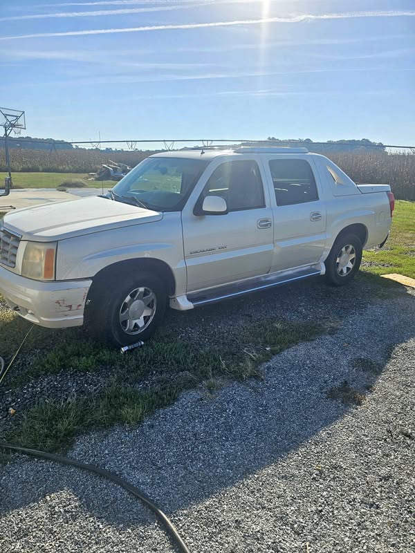 2003 Cadillac Escalade EXT - Sport Utility Pickup 4D 5 1\/4 ft