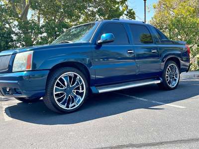 2005 Cadillac Escalade EXT - Luxury Sport Utility Pickup 4D 5 1\/4 ft
