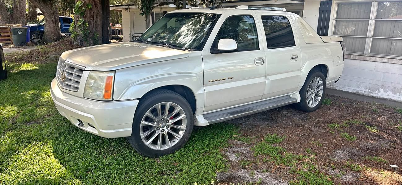 2006 Cadillac Escalade EXT - Luxury Sport Utility Pickup 4D 5 1\/4 ft