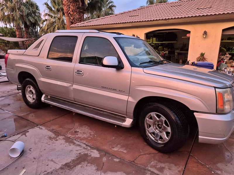2005 Cadillac Escalade EXT - Premium Sport Utility Pickup 4D 5 1\/4 ft