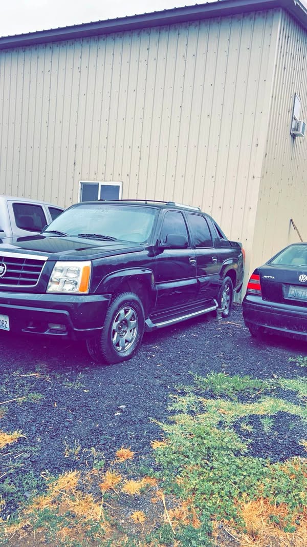 2004 Cadillac Escalade EXT - Luxury Sport Utility Pickup 4D 5 1\/4 ft