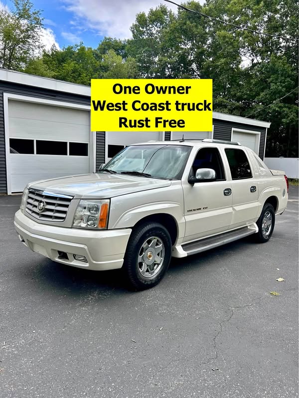 2003 Cadillac Escalade EXT - Luxury Sport Utility Pickup 4D 5 1\/4 ft