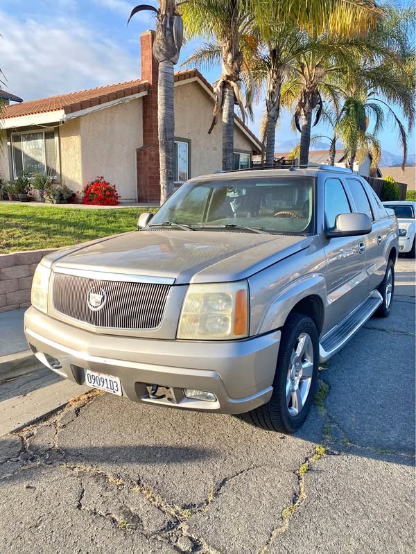 2003 Cadillac Escalade EXT - Luxury Sport Utility Pickup 4D 5 1\/4 ft