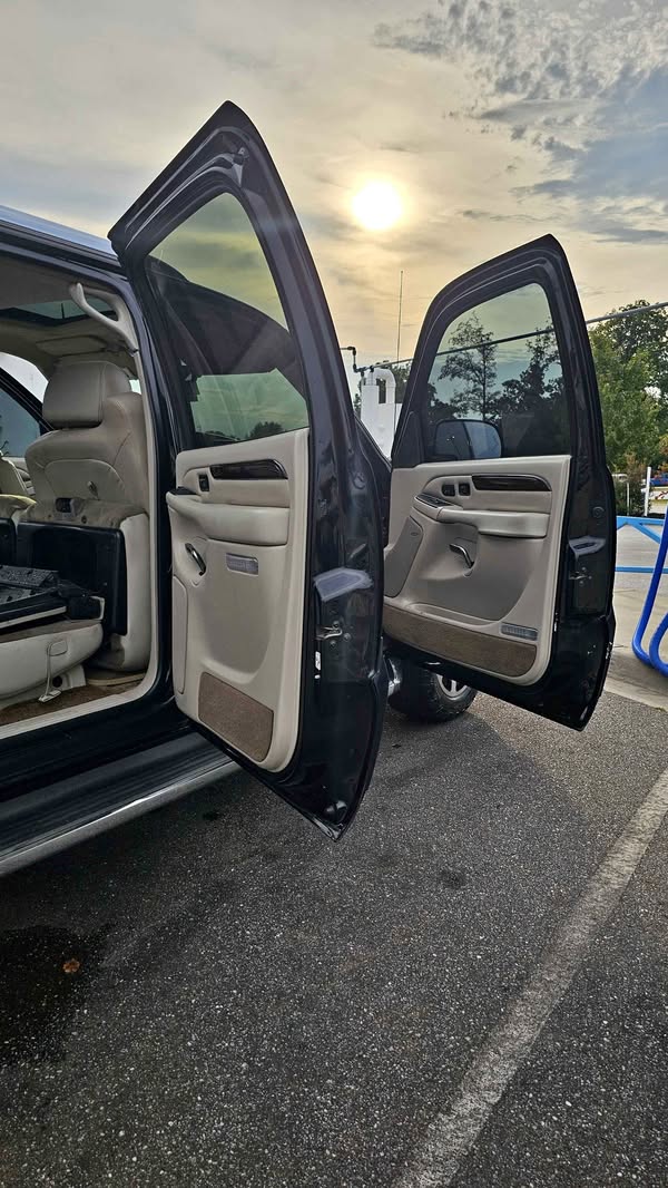 2003 Cadillac Escalade EXT - Luxury Sport Utility Pickup 4D 5 1\/4 ft