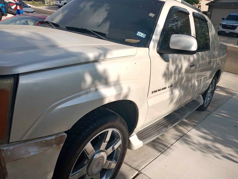 2004 Cadillac Escalade EXT - Luxury Sport Utility Pickup 4D 5 1\/4 ft