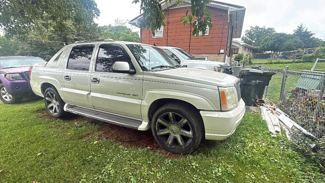 2006 Cadillac Escalade EXT - Sport Utility Pickup 4D 5 1\/4 ft