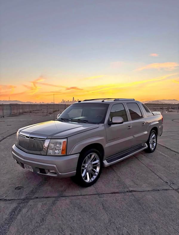 2004 Cadillac Escalade EXT - Luxury Sport Utility Pickup 4D 5 1\/4 ft