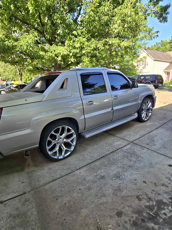 2005 Cadillac Escalade EXT - Luxury Sport Utility Pickup 4D 5 1\/4 ft