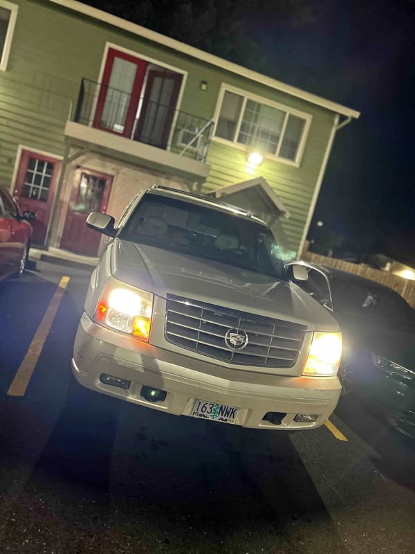 2005 Cadillac Escalade EXT - Premium Sport Utility Pickup 4D 5 1\/4 ft