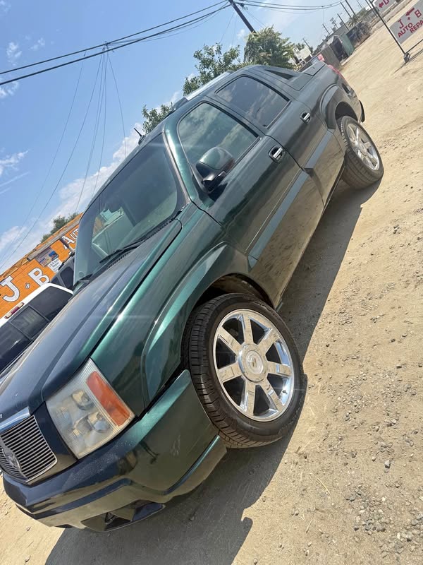 2004 Cadillac Escalade EXT - Luxury Sport Utility Pickup 4D 5 1\/4 ft