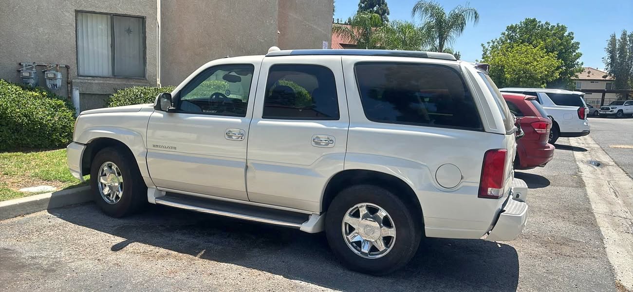2004 Cadillac Escalade EXT - Luxury Sport Utility Pickup 4D 5 1\/4 ft