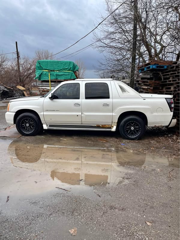 2002 Cadillac Escalade EXT - Premium Sport Utility Pickup 4D 5 1\/4 ft
