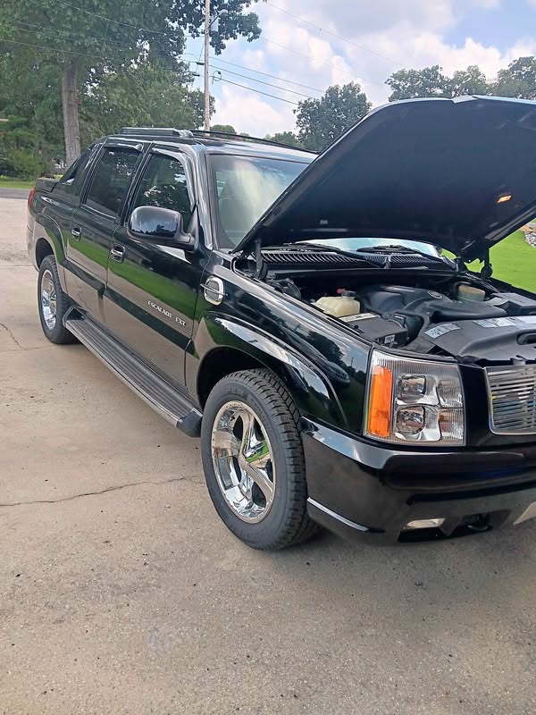 2002 Cadillac Escalade EXT - Luxury Sport Utility Pickup 4D 5 1\/4 ft