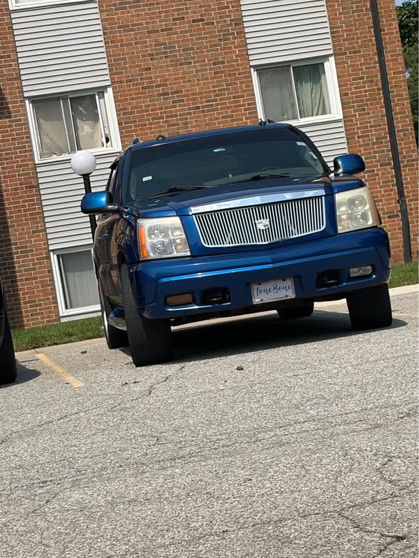 2003 Cadillac Escalade EXT - Luxury Sport Utility Pickup 4D 5 1\/4 ft