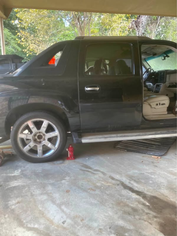 2004 Cadillac Escalade EXT - Premium Sport Utility Pickup 4D 5 1\/4 ft