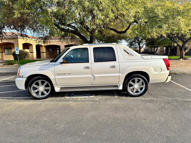 2005 Cadillac Escalade EXT - Luxury Sport Utility Pickup 4D 5 1\/4 ft
