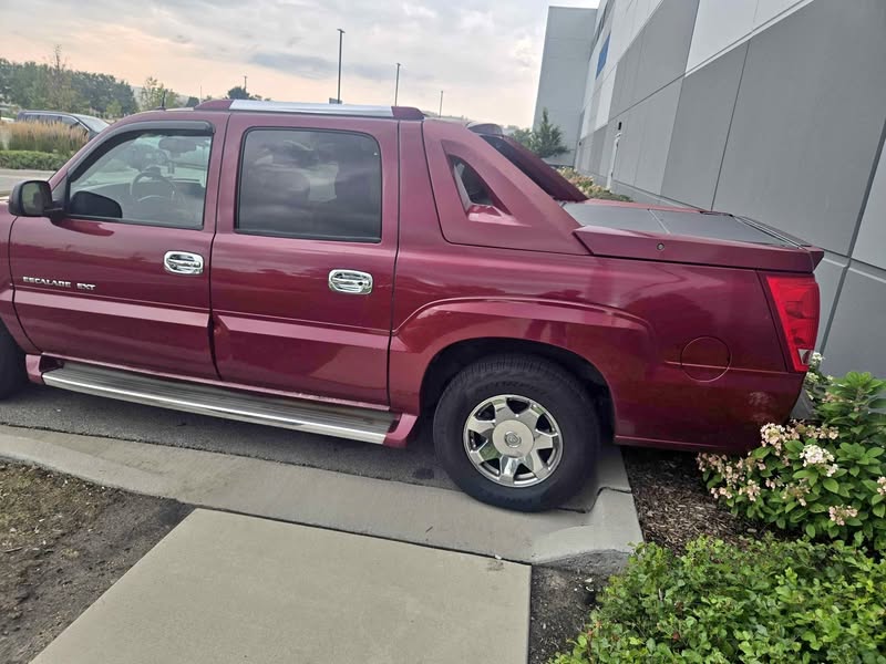 2005 Cadillac Escalade EXT - Luxury Sport Utility Pickup 4D 5 1\/4 ft