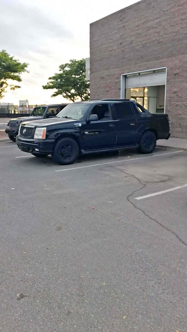 2002 Cadillac Escalade EXT - Luxury Sport Utility Pickup 4D 5 1\/4 ft
