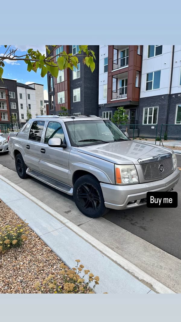 2005 Cadillac Escalade EXT - Luxury Sport Utility Pickup 4D 5 1\/4 ft