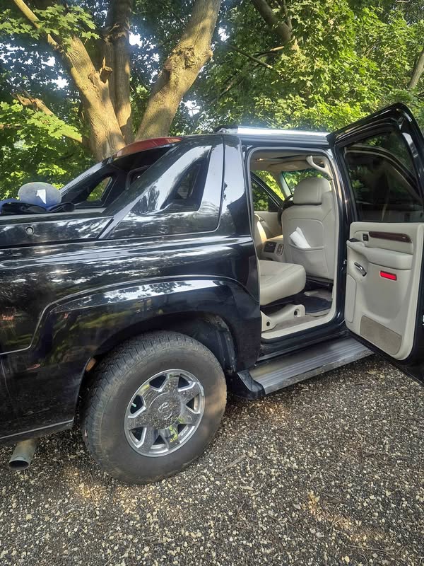2006 Cadillac Escalade EXT - Luxury Sport Utility Pickup 4D 5 1\/4 ft