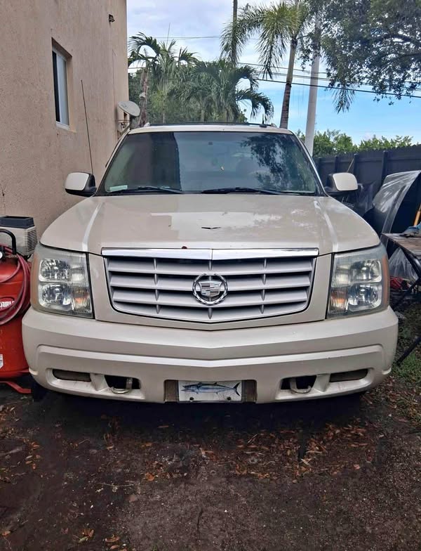 2003 Cadillac Escalade EXT - Luxury Sport Utility Pickup 4D 5 1\/4 ft