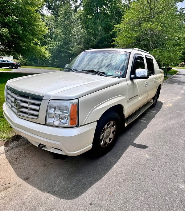 2004 Cadillac Escalade EXT - Luxury Sport Utility Pickup 4D 5 1\/4 ft