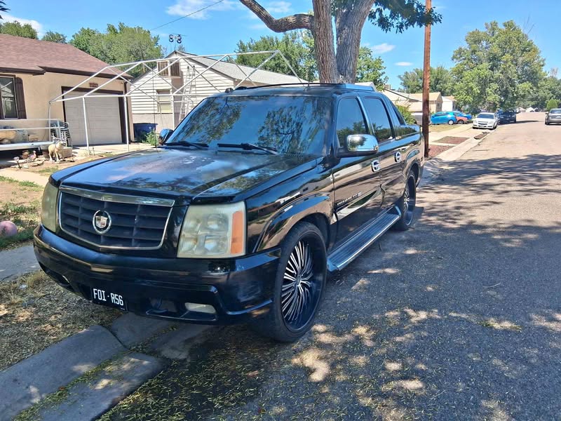 2004 Cadillac Escalade EXT - Sport Utility Pickup 4D 5 1\/4 ft