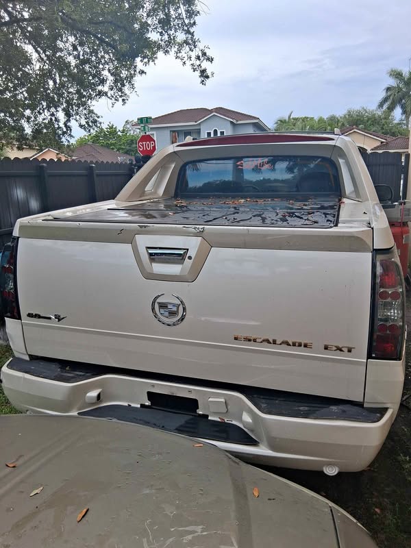 2003 Cadillac Escalade EXT - Luxury Sport Utility Pickup 4D 5 1\/4 ft