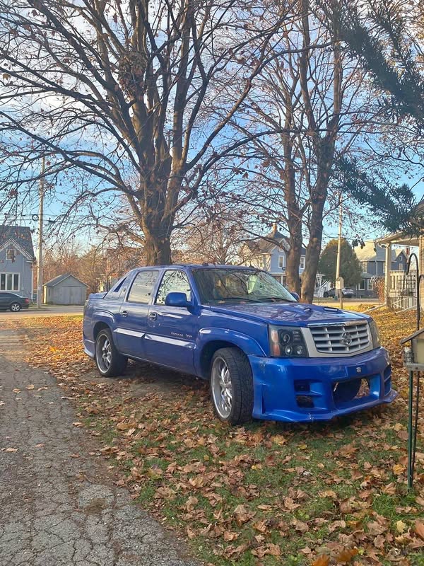 2005 Cadillac Escalade EXT - Premium Sport Utility Pickup 4D 5 1\/4 ft