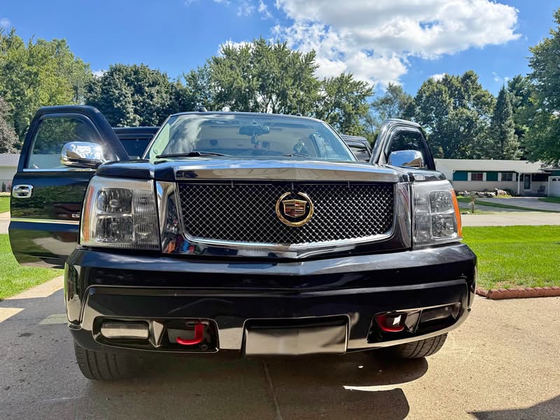 2005 Cadillac Escalade EXT - Premium Sport Utility Pickup 4D 5 1\/4 ft