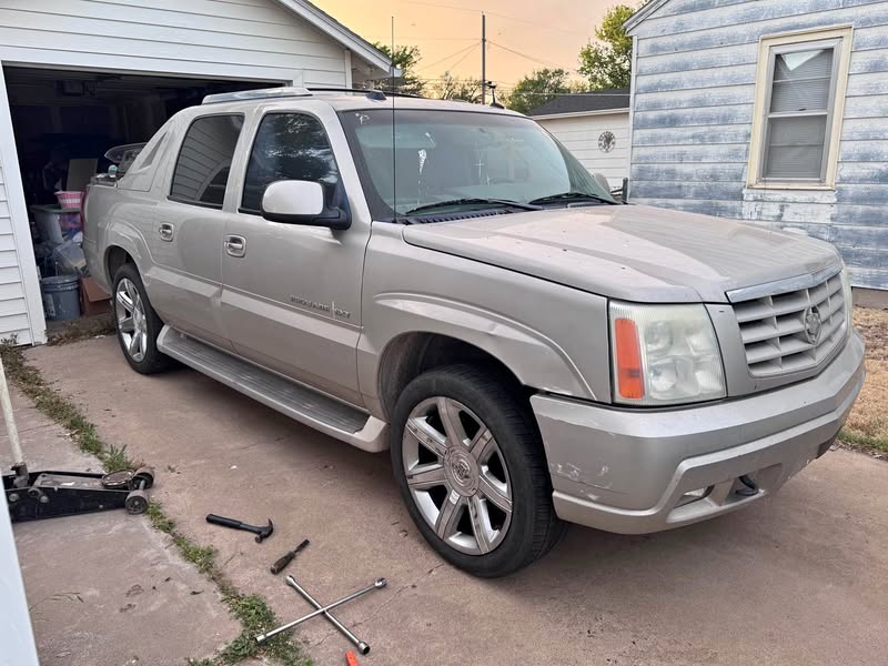 2004 Cadillac Escalade EXT - Luxury Sport Utility Pickup 4D 5 1\/4 ft