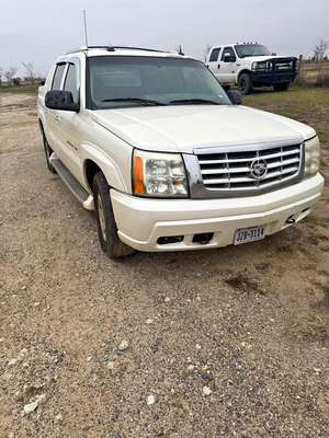 2004 Cadillac Escalade EXT - Luxury Sport Utility Pickup 4D 5 1\/4 ft